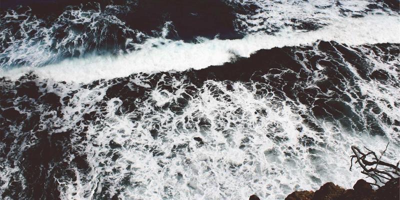 酒店客房迷你吧升级指南：从选品策略到智能管理系统的成本效益分析