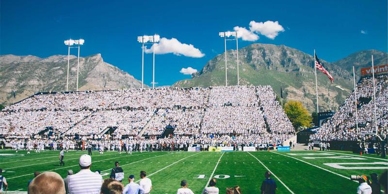 酒店宴会厅专业配置指南：桌椅、舞台及视听设备租赁与采购全解析 | 聚焦酒店布草与设备展